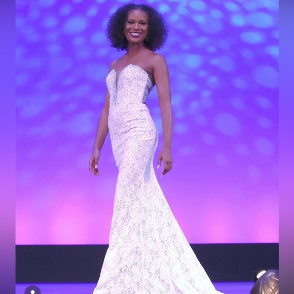 La Femme White Lace Rhinestone Prom Pageant Evening Wedding Dress - Picture 3 of 16